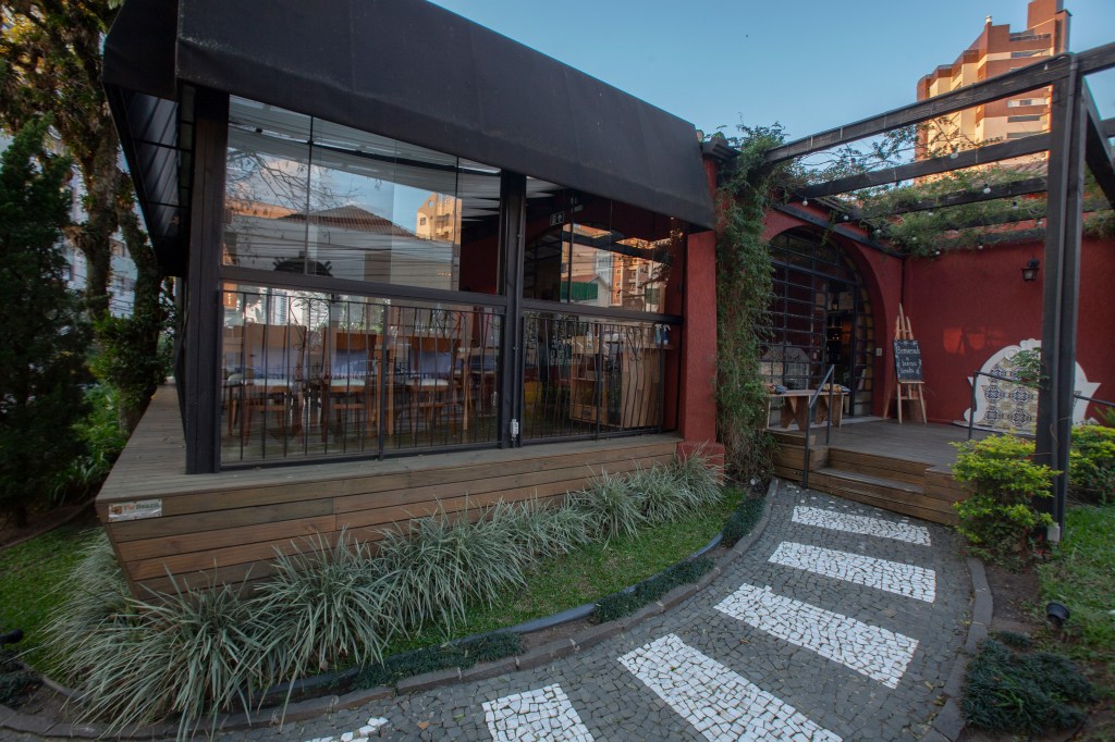 O restaurante manteve a mesma calçada em patit pavê da casa original/Foto: Willian Chomexem