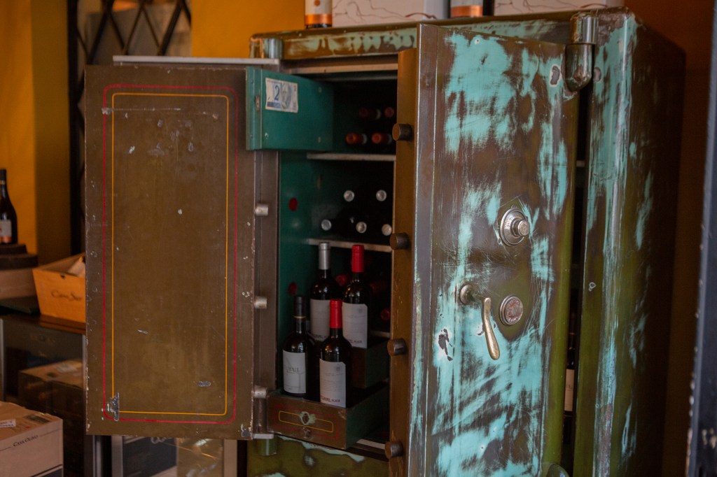 Cofre pertencia aos antigos proprietários, mas, como não era utilizado, ficou de decoração no local/Foto: Willian Chomexem