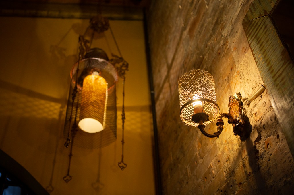 As arandelas e lustres são da própria residência e deram um toque de elegância ao restaurante/Foto: Willian Chomexem