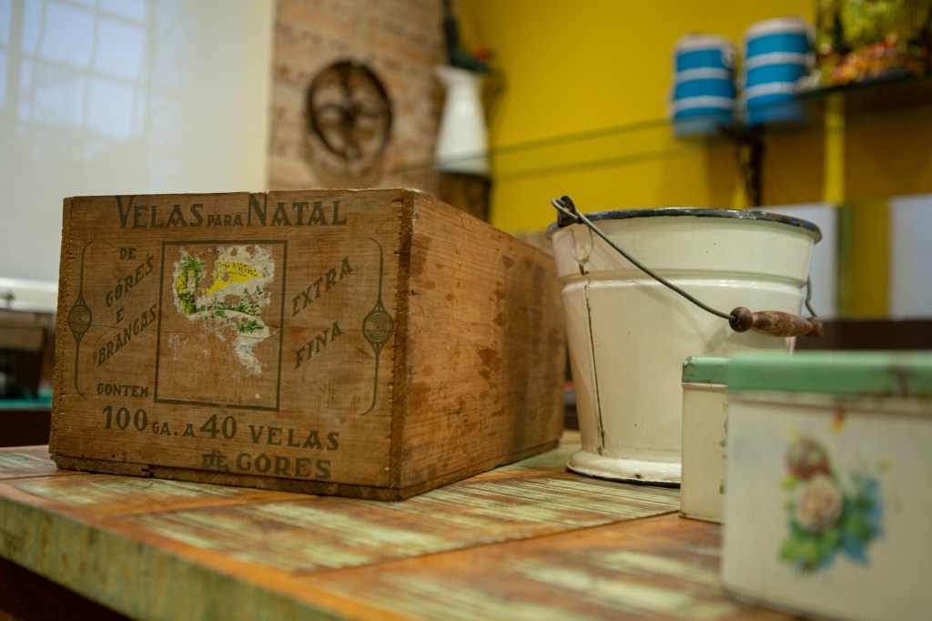 Objetos que hora decoram o restaurante pertenciam ao armazém de secos e molhados do vô da proprietária/Foto: Willian Chomexem