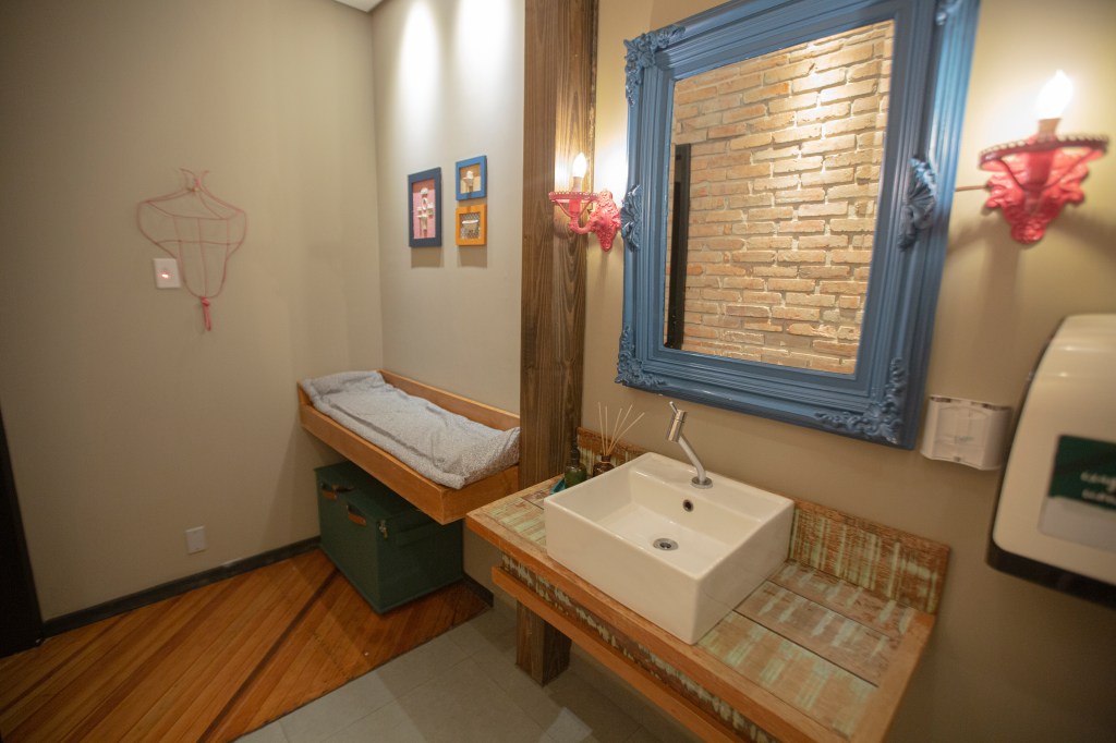 Banheiros possuem balcão das pias e fraldário com madeira do assoalho da casa original/Foto: Willian Chomexem