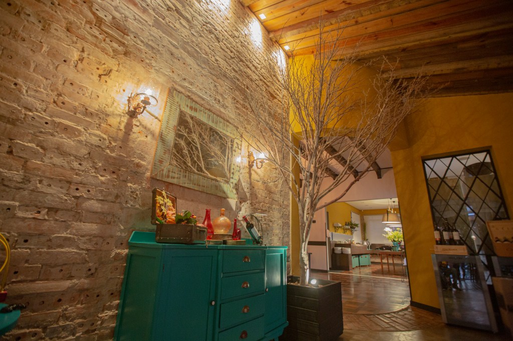 As vigas foram mantidas no local, as paredes foram descascadas e a árvore era uma cerejeira seca do jardim da residência/Foto: Willian Chomexem